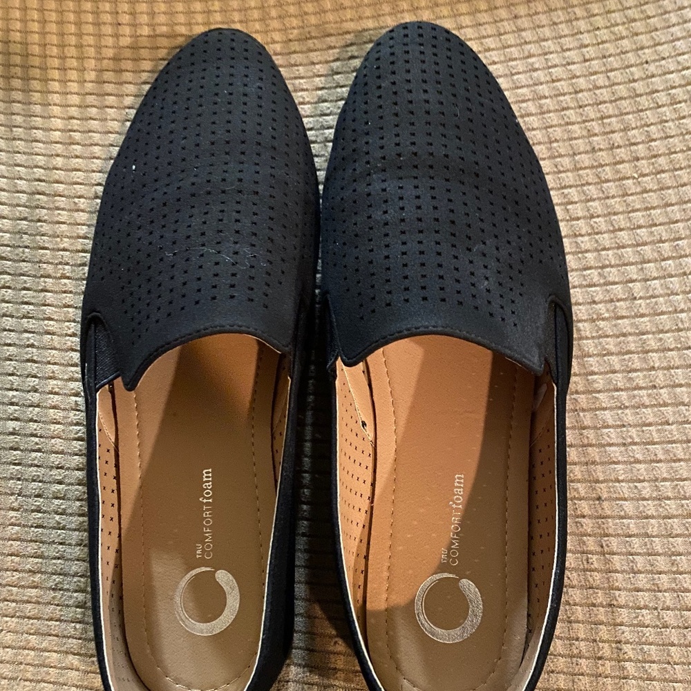 Women’s black flats